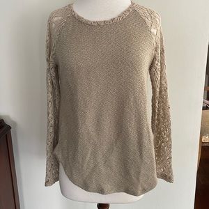 Beautiful sweater. Perfect with jeans or tights